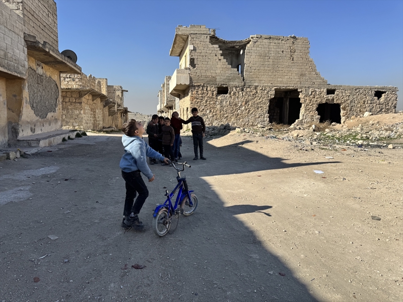 <p>AA ekibi, 61 yıllık Baas rejiminin devrilmesinin ardından Halep kentinde iç savaşın ilk yıllarında devrik lider Esed güçlerince bombalanan mahallelerdeki yıkımı görüntüledi.</p>