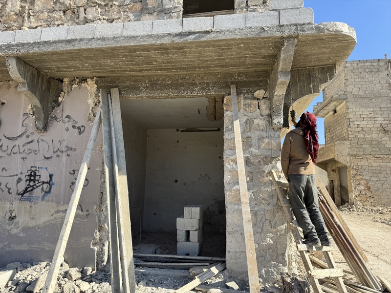 <p>Hayalet kentleri andıran mahallelerde, Suriye'nin birçok noktasında olduğu gibi bir cami ve okul da kullanılamaz duruma geldi.</p>