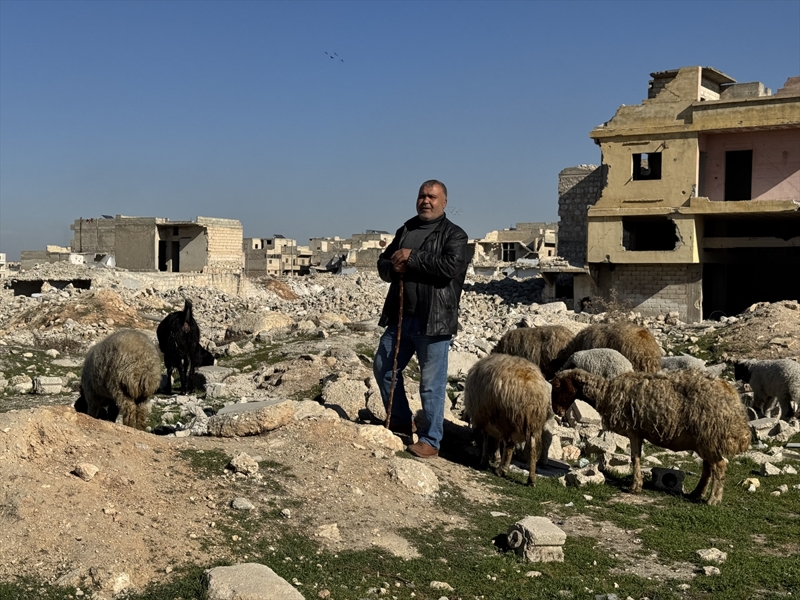 <p>Evinin az hasar görmesinden dolayı dönüşünün kolay olduğunu söyleyen Casim, 'Komşularımız geri dönüyor. Kimisi evinde basit hasarlar var, onarıp giriyor kimisi evi tamamen yıkık olduğu için geri gidiyor. Tabii daha hiç dönmeyenler de var.' dedi.</p>