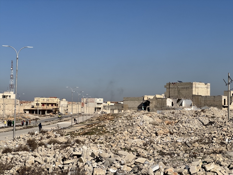 <p>Şu an altyapı ve ekonomi başta olmak üzere çok fazla sorunun olduğunu vurgulayan Casim, 'İnşallah Suriye tek bayrak ve tek devlet çatısı altında tamamen özgürlüğüne kavuşur.' diye konuştu.</p><p>Halepli Türkmen Ahmet Zeki İbrahim ise savaşta ailesini Türkiye'ye gönderdiğini, tek başına kaldığını dile getirdi.</p><p>Evinin rejimin bombardımanında zarar gördüğünü söyleyen İbrahim, yeni evler yapılmadığı ve zarar gören evler onarılmadığı sürece dönüşlerin yavaş olacağını kaydetti.</p>