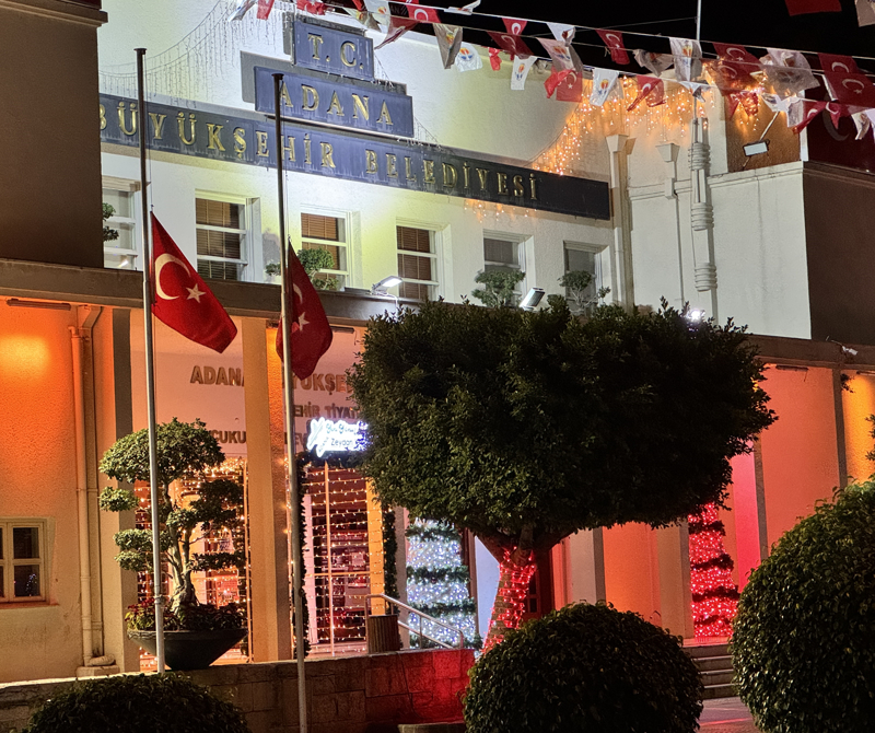 <p>1 günlük milli yas ilan edildiğini açıklamasının ardından Adana'da Türk bayrakları yarıya indirildi.</p>