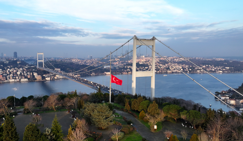 <p>Milli yas ilanının ardından İstanbul'da bayraklar yarıya indirildi</p>