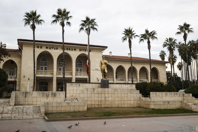 <p>Mersin'deki Cumhuriyet Alanı ve çevresinde Türk bayrakları yarıya indirildi.</p>