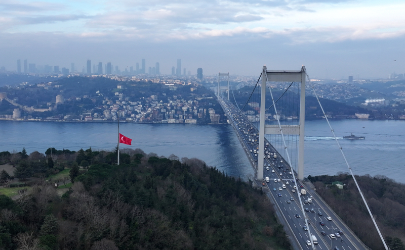<p>İstanbul'da Nakkaştepe Millet Bahçesi, Çamlıca, 15 Temmuz Şehitler Köprüsü, Edirnekapı, Ulus, Taksim Cumhuriyet Anıtı ile Atatürk Kültür Merkezi gibi bazı simge noktalarda bulunan dev Türk bayraklarının yarıya indirilmesi ise AA ekiplerince görüntülendi.</p>