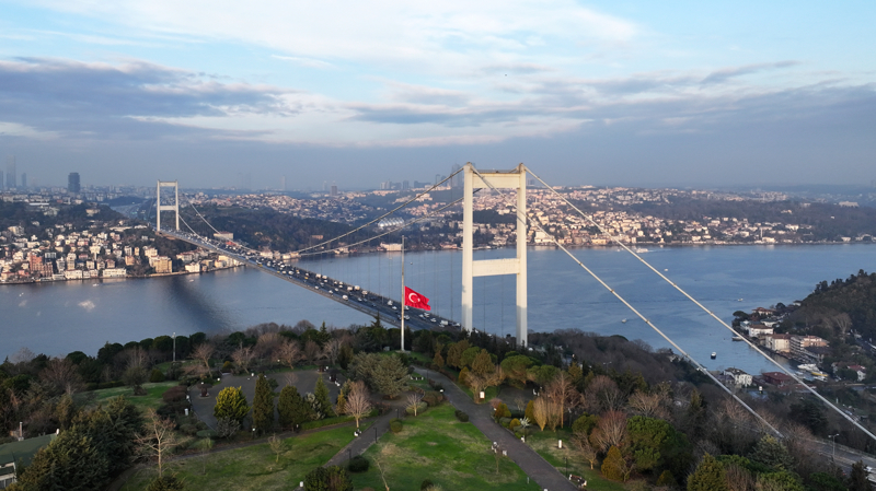 <p>Bolu Kartalkaya Kayak Merkezi'ndeki Grand Kartal Otel'de çıkan yangında 76 kişinin hayatını kaybetmesi nedeniyle 1 gün süreyle milli yas ilan edilmesinin ardından, İstanbul'da Otoğtepe'deki yarıya indirlen bayrak görüntülendi.</p>