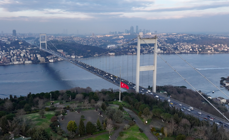 <p>Milli yas ilanının ardından yurt genelinde tüm kamu binalarında ve dış temsilciliklerde, güneşin batışına kadar gönderdeki Türk bayrakları yarıya indirildi.</p>