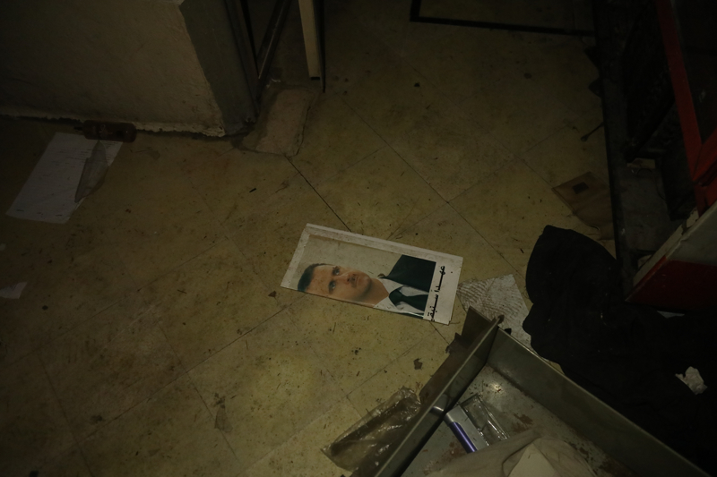 <p>�ubede �ok say�da e�ya ve belgenin yere sa��ld��� g�r�nt�lenirken, kesici aletlerin ve ara� gere�lerin varl��� da dikkati �ekiyor.</p>