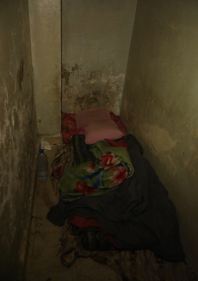 <p>�nsanl�k d��� ko�ullara sahip sorgu merkezindeki ko�u�larda ve tek ki�ilik h�crelerde yere serilmi� karton par�alar� ve battaniyeler bulunuyor.</p>