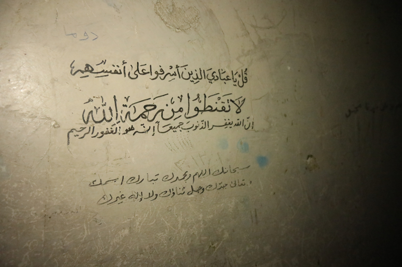<p>Buralarda tutulan �ocuklar�n 'baba seni �zledim' ve 'anne seni �zledim' yazarak i�lerindeki anne ve baba hasretlerini h�cre duvarlar�na kaz�d�klar� g�r�l�yor.</p>