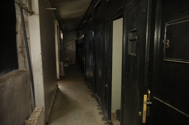 <p>�ubede, tutsaklar�n al�konulduklar� 'k�rm�z� h�cre' ve 'siyah oda' olarak adland�r�lan k���k bir tuvalet b�y�kl���ndeki h�crelerin pislik i�inde oldu�u g�r�l�yor.</p>