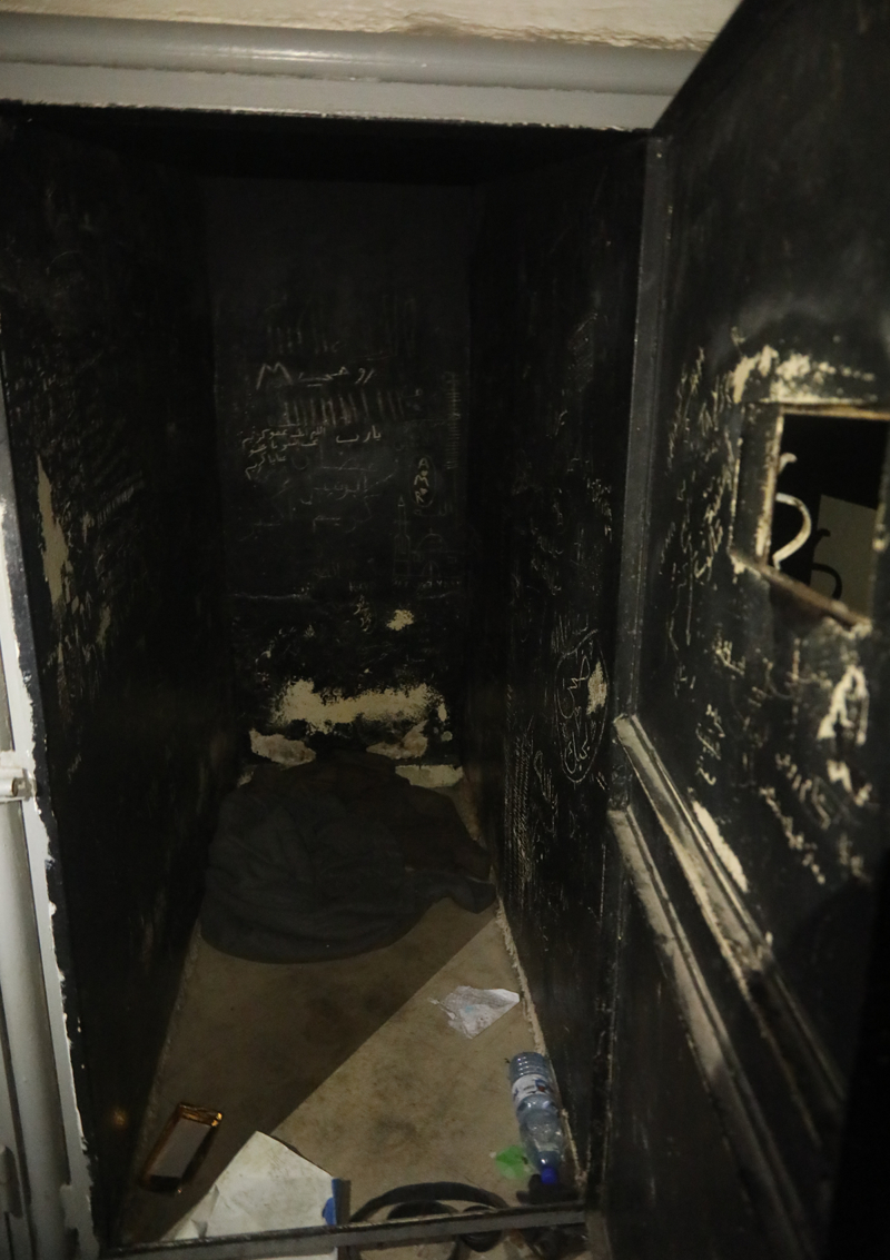 <p>Hu�en, ��rencilerin duvarlara 'baba seni �zledim' ve 'anne seni �zledim' gibi yaz�lar yazd���n� anlatarak, 'Sistem, ya� ayr�m� yapmaks�z�n herkesi ayn� �ekilde cezaland�r�yordu. �ocuk ya da ya�l� fark etmeksizin herkes ayn� muameleyi g�r�rd�.' diye konu�tu.</p>