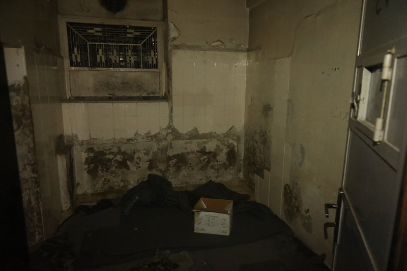 <p>Hu�en, g�zalt�na al�nd�ktan sonra yakla��k bir kilometre boyunca sokakta s�r�klenerek d�v�ld�klerini ve Harasta'daki Hava Kuvvetleri �stihbarat �ubesi'ne g�t�r�ld�klerini, burada 2 bu�uk ay tutulduktan sonra el-Hatib �ubesi'ne sevk edildiklerini ifade etti.</p>