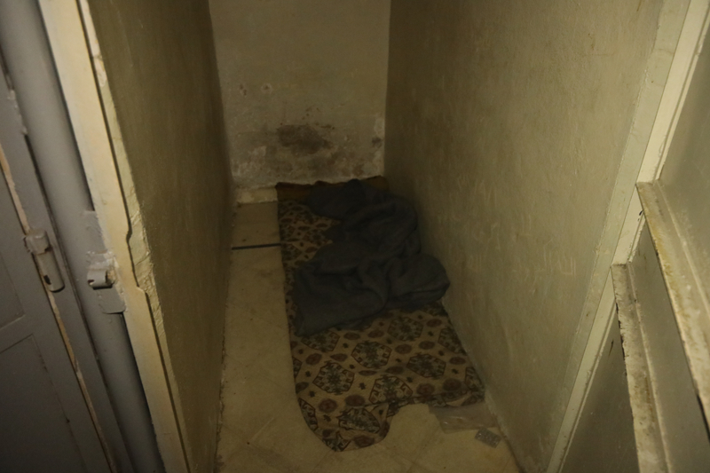 <p>A�a��da yakla��k 30 ki�inin �st �ste y���lm�� vaziyette bekledi�ini s�yleyen Hu�en, bu insanlar�n �zerine d��t���n� anlatt�.<br><br></p><p>�ubeye getirilen ki�ilerin g�zleri ba�l� ve elleri kelep�eli halde tek tek sorgu odas�na �a��r�ld���n�, ard�ndan kimlik bilgileri ve �zerlerindeki e�yalar al�narak h�crelere g�nderildiklerini dile getiren Hu�en, 'su��st�' yakaland��� iddias�yla 'k�rm�z�' tecrit h�cresine konuldu�unu belirtti.</p>