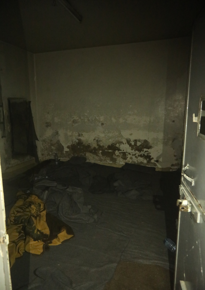 <p>Hu�en, g�zalt�na al�nma anlar�na ili�kin, g�zleri ba�lanm�� ve elleri kelep�eli halde polis arac�na bindirilerek �ubeye g�t�r�ld���n� belirterek, 'Bana yakla��k 2 metre y�r�memi s�ylediler. Sonras�nda bir merdivenin ba��nda durmam gerekti�i s�ylendi ve biri beni itti. Aya��m basama�a de�meden a�a�� d��t�m.' dedi.</p>