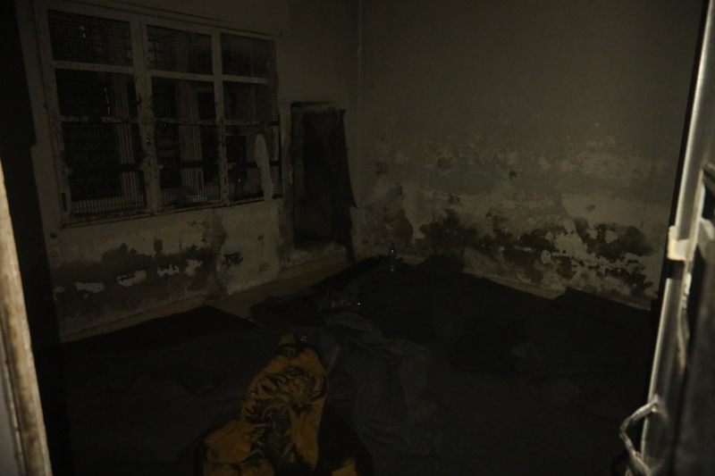 <p><b>- ��RENC�LER H�CRE DUVARLARINI ANNE BABALARINA DUYDUKLARI �ZLEM� KAZIDI<br><br></b></p><p>'K�rm�z� h�cre'nin ard�ndan 'siyah oda' denilen ba�ka bir yere aktar�ld���n� belirten Hu�en, burada kendisi gibi re�it olmayan ��rencilerin h�cre duvarlar�na anne ve babalar�na duydu�u �zlemi kaz�d���n� s�yledi.</p>