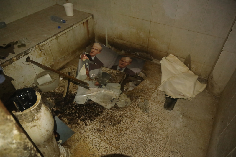 <p>Hu�en, '�lk ba�ta 10 ki�iydik ama 2 saat i�inde aram�za 7-8 ya�lar�nda iki �ocuk dahil 4 ki�i daha kat�ld�. H�crede 14 ki�iyle bir metrekarelik alanda tam 7 g�n ge�irdik. G�n boyunca sadece sabahlar� tuvalete gitmemize izin vard�. Yemekler plastik tabaklarda veriliyordu.' diye konu�tu.</p>