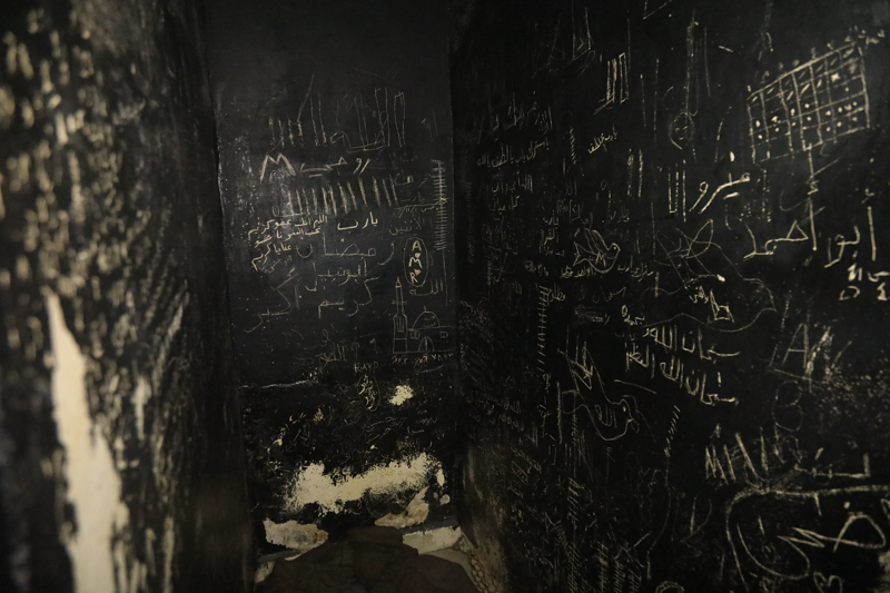 <p>Kendisinin de bir g�n geri gelirse diye h�cre duvar�na ismini yazd���n� dile getiren Hu�en, hapishaneden ��kt�ktan sonra direni��ilere kat�ld���n� ve 'bu zulme kar�� m�cadele etti�ini' vurgulayarak, nihayet 'bir�ok ki�inin bu hapishanelerden kurtar�ld���n�' kaydetti.</p>