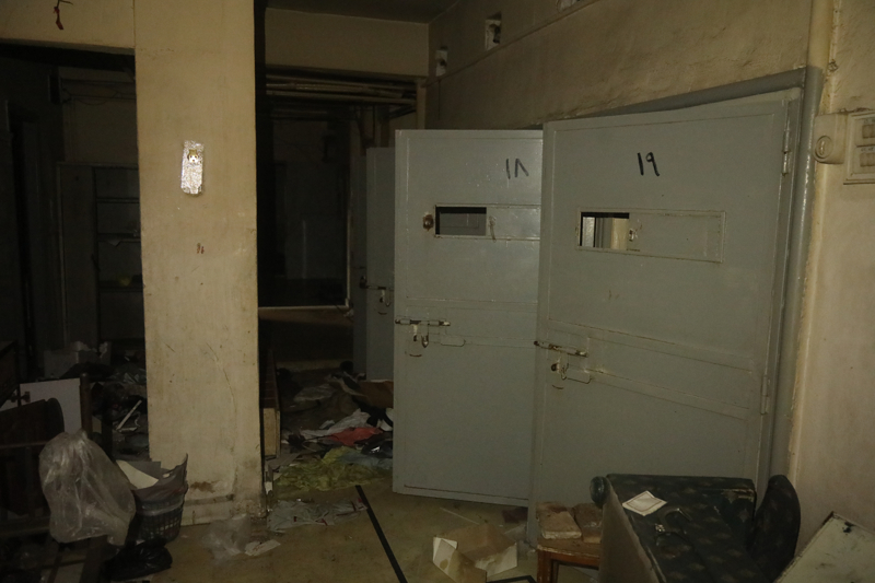 <p><b> 'ASIL ��KENCE F�Z�KSEL DE��L PS�KOLOJ�KT�'<br><br></b></p><p>Her g�n yakla��k bir saat s�ren sorguya g�t�r�ld�klerini, o s�rada koridorda beklerken gardiyanlar taraf�ndan sebepsizce d�v�ld�klerini kaydeden Hu�en, 'as�l i�kencenin fiziksel de�il psikolojik oldu�una' i�aret etti ve bazen bu sorgularda korkuyla isim vermek zorunda kald�klar�n� ifade etti.</p>