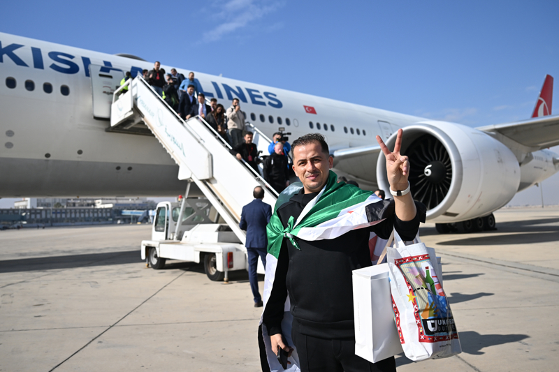 <p>am'a gelirken ocuklarn da yannda getirdiini, Muhammed ve Neve'nin ilk kez lkelerini greceini kaydeden eyh, 'Savatan dolay lkemizi terk etmek zorunda kaldk. 12 yl sonra am'a geldik. Mutluyuz. Duygularmz anlatmakta zorlanyoruz.' dedi.</p>