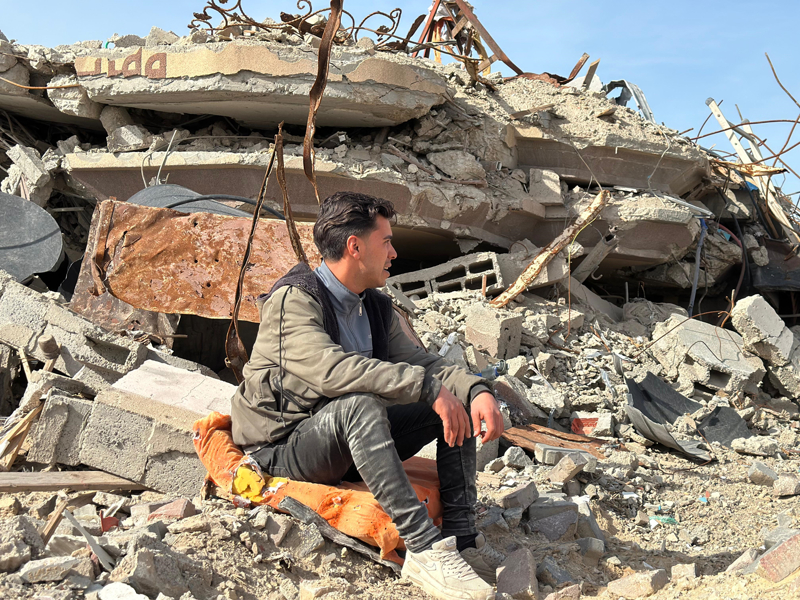 <p>Ebu Taha, Sinvar'�n son anlar�nda giydi�i askeri yele�i, elbiselerinin bir k�sm�n� ve yaral� olarak oturdu�u koltu�u y�k�lan evinin enkaz�ndan b�y�k zorluklarla ��kard���n� s�yledi.</p>