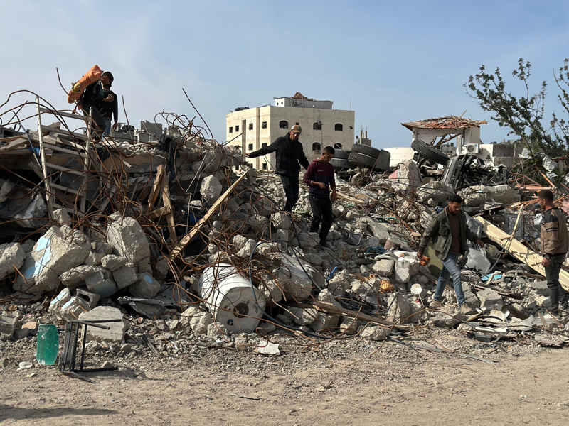 <p>Sinvar'�n yele�inde kan izleri bulundu�u, koltu�un ise enkaz alt�ndan par�alar halinde ��kt��� AA kameras� taraf�ndan belgelendi.</p>