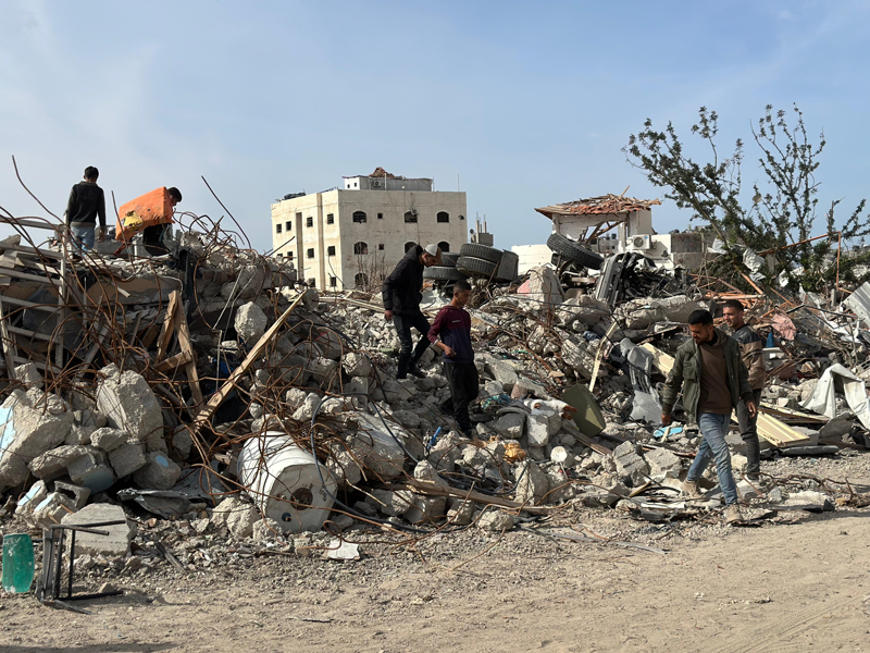 <p>Ate�kes anla�mas�n�n ilk iki g�n�nde evinin kal�nt�lar�n�n ziyaret yerine d�n��t���n�, burada �ok say�da Filistinlinin Sinvar'�n �lmeden �nce verdi�i son sava�a tan�kl�k eden yeri incelemek i�in ak�n etti�ini belirten Ebu Taha, Sinvar'�n evinde '�ehit d��mesinin' kendisi i�in gurur kayna�� oldu�unu vurgulad�.</p>