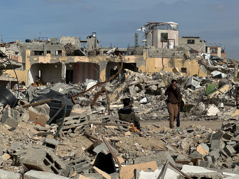 <p>Ebu Taha, �ocuklar�n�n, �srail'in y�kt��� evin enkaz� alt�nda kalan koltu�u, askeri yele�i ve y�rt�k elbiselerin bir k�sm�n� b�y�k zorluklarla ��kard���n� dile getirdi.</p>