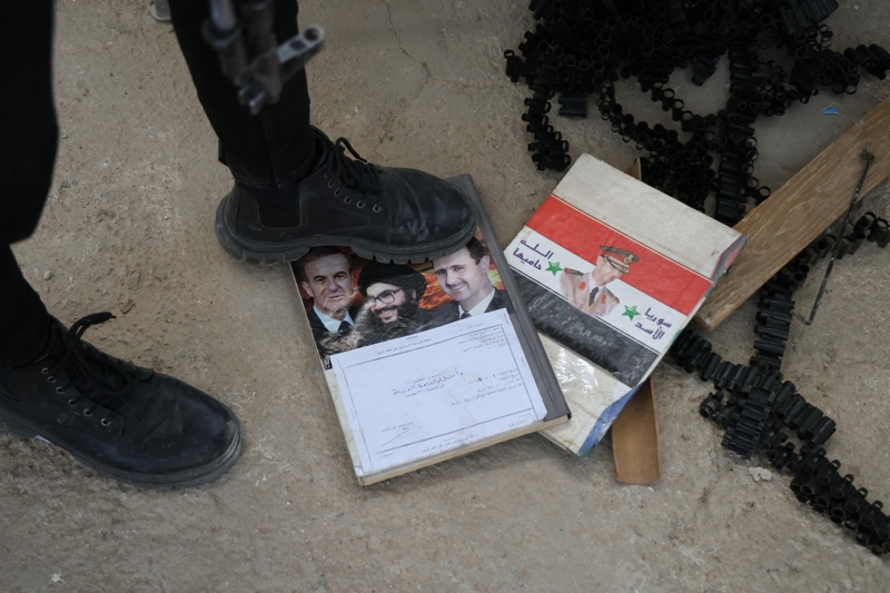 Suriye'de 2011'de ba�layan i� sava�ta halk�na bomba ya�d�ran Be�ar Esad rejiminin 4. Z�rhl� T�meni g�r�nt�lendi. 