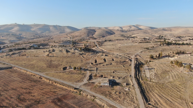 T�men i�erisinde bulunan tepelere tank ve havan mevzileri kuran rejim askerleri, ba�ta Deraya olmak �zere Filistin ve Yerm�k kamplar�n� bombalad�.