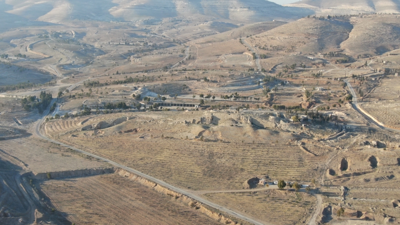 8 Aral�k'ta Esad rejiminin devrilmesiyle birlikte rejim askerlerinin b�rak�p ka�t��� cephanelikten geriye z�rhl� askeri ara�lar, tanklar ve �ok say�da m�himmat kald�. 