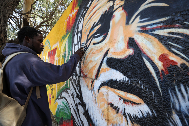 <p>RBS Başkanı grafiti sanatçısı, 'Madzoo' ismiyle de bilinen Serigne Mansour Fall, AA muhabirine yaptığı açıklamada, çizimlerin siyonistlerin saldırısına uğradığını söyledi.</p>