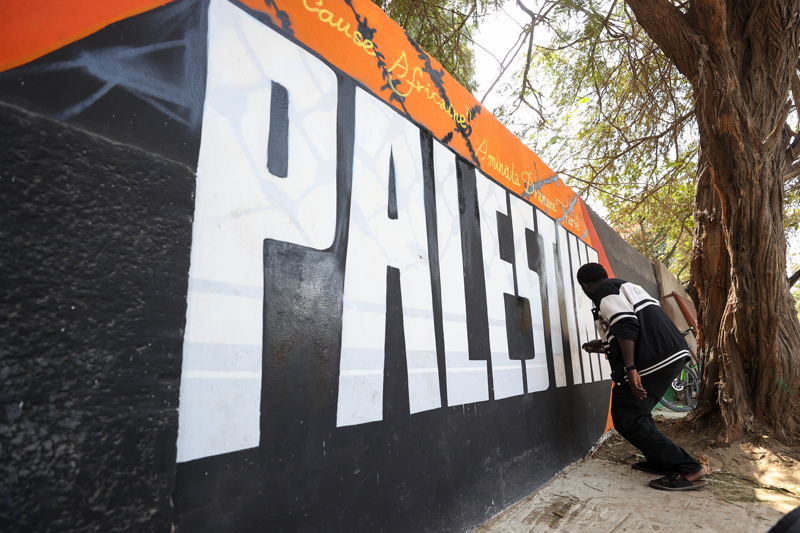 <p>Grafitileri çizen Panafrikan Grafiti Sanatçıları Kolektifi (RBS) ile Apartheid Karşıtı Afrikalı Sanatçılar grubu, bölge halkının haber vermesiyle, tahrif edilmeye çalışılan grafitileri yeniden boyadı.</p>