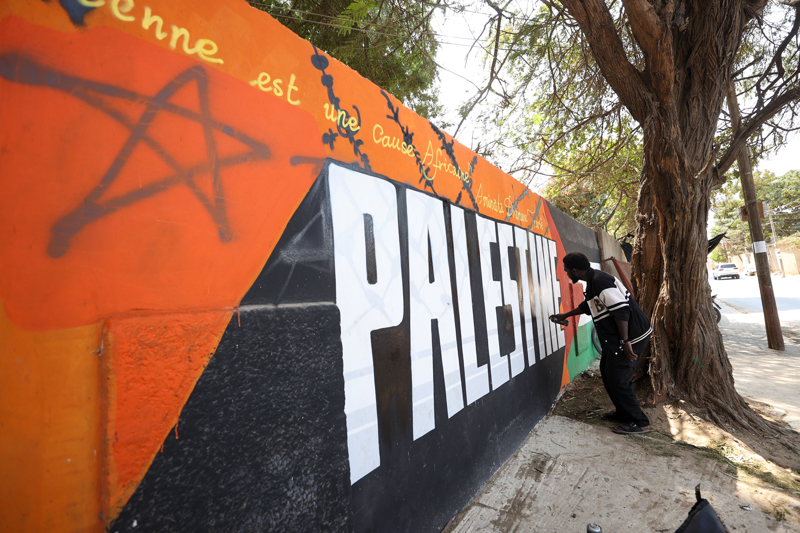 <p>Fall, daha önce çizdikleri Filistinli edebiyatçı Ghassan Kanafani'nin grafitisinin yanına Gazzeli akademisyen, şair ve yazar Rıfat el-Arir'in 'Eğer ölmem gerekiyorsa, hikayemi anlat' başlıklı şiirinin yerel dil Volofça çevirisini yazdı.</p>