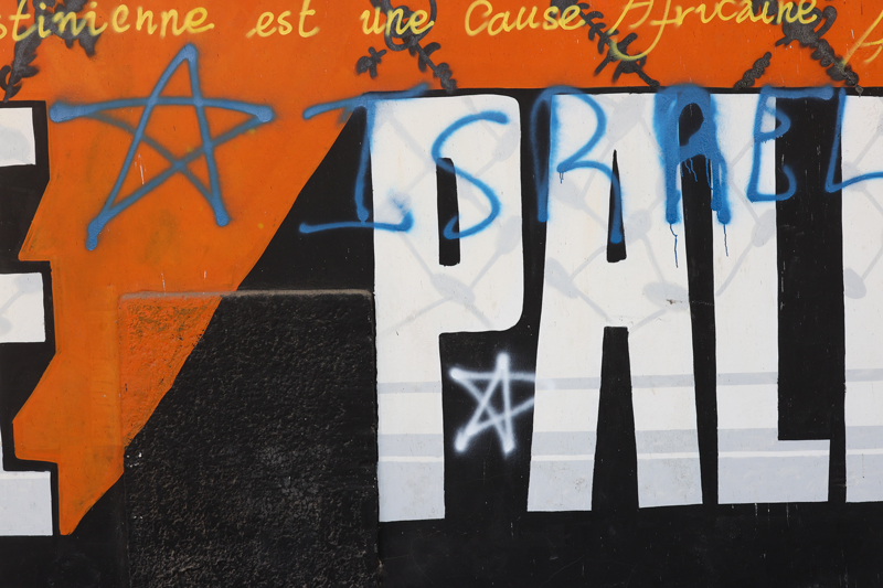 <p>Fall, 'Bu grafitilerin yarattığı etkiden rahatsız olan henüz kim olduğunu belirlemediğimiz kişi ya da kişiler çizimlerin üzerine siyonist mesajlar yazmış. Kimlik tespiti için yetkililere başvurduk. Onların bu çirkin ve emperyalist mesajlarının görünür olmasını istemedik. O nedenle hemen grafitileri onarmaya geldik.' dedi.</p>