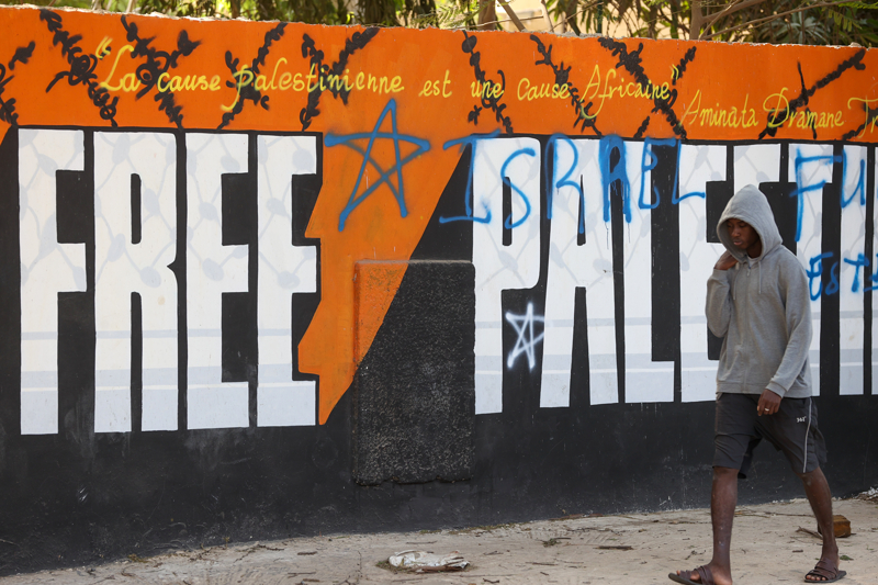 <p>Filistin'in bağımsızlığına verdiği destek herkesçe bilinen Senegal'in ilk Cumhurbaşkanı Leopold Sedar Senghor, Nijerya, Kamerun ve o dönem Zaire olarak bilinen Kongo Demokratik Cumhuriyeti'nden mevkidaşlarıyla Afrika Birliği Örgütü (OUA) adına İsrail'de arabuluculuk misyonunda yer almıştı.</p>