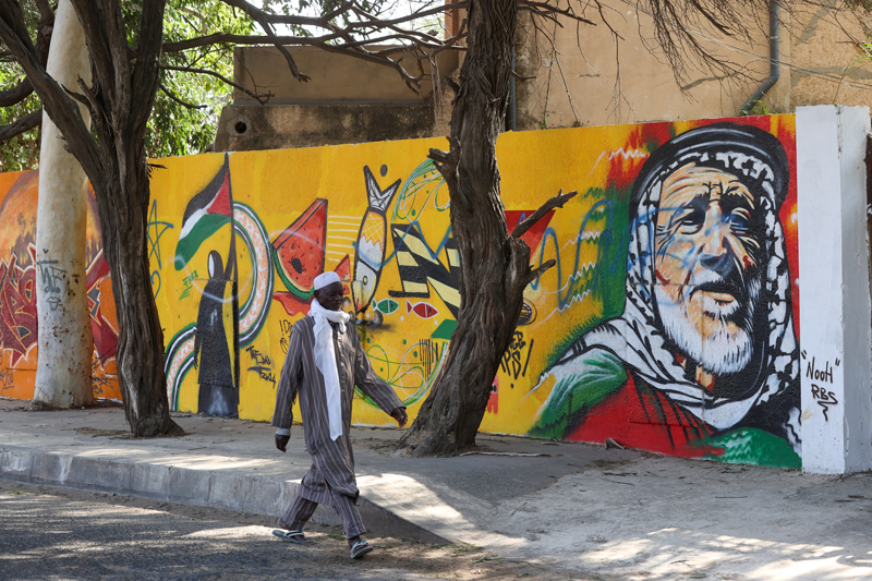 <p>Senghor döneminde, 1973'teki Arap-İsrail Savaşı sonrasında İsrail ile 1992'ye kadar tüm diplomatik ilişkileri koparan Senegal, Filistin'in Afrika'daki en yakın dostlarından biri olarak tanımlanıyor.</p>