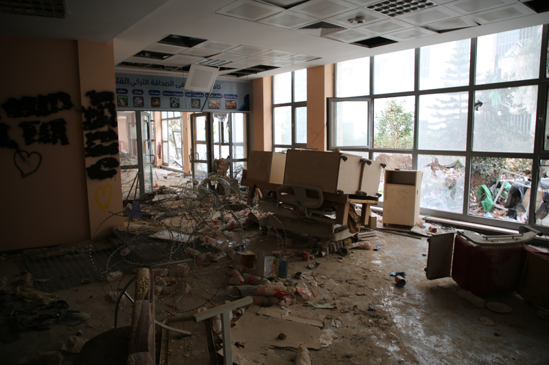 <p><b>- HASTANENİN BAZI BÖLÜMLERİ YANMIŞ</b></p><p>Tanınmayacak hale gelen hastanenin bir kısmının yandığı görülürken, hastanenin büyük kısmının tahrip edilmesi, camlarının neredeyse tamamının kırık olması dikkati çekiyor.</p>