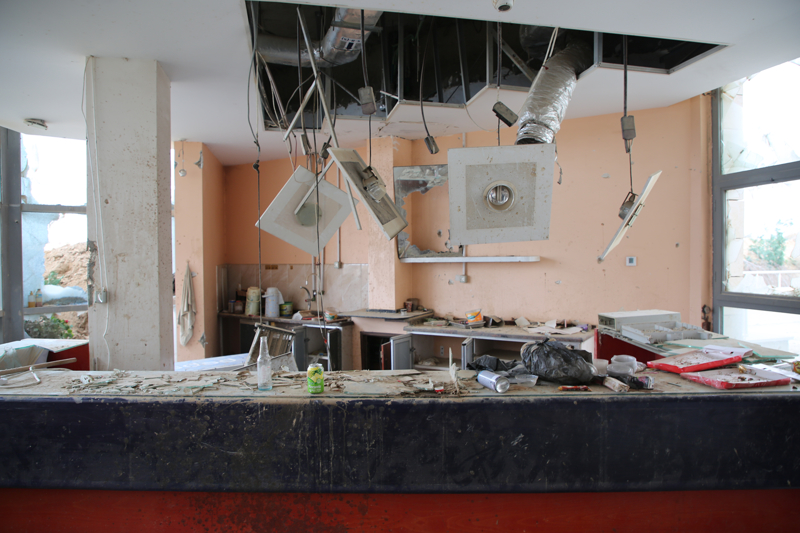 <p>İsrail askerlerinin tahrip ettikleri hastanenin bir bölümünü de çöplük olarak kullandığı ortaya çıktı. Hastanenin orta kesimindeki bu alana İsrail askerlerinin boş pet şişeler başta olmak üzere atıklarını attığı görüldü.</p>