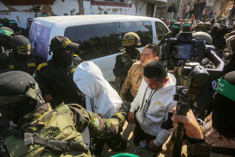 <p>MİT, Cumhurbaşkanı Recep Tayyip Erdoğan'ın, Filistin davasına atfettiği önem doğrultusuna, Dışişleri Bakanlığı ile sürecin başından bu yana ateşkes sağlanması için ilgili tüm aktörlerle temaslarını sürdürdü.</p>