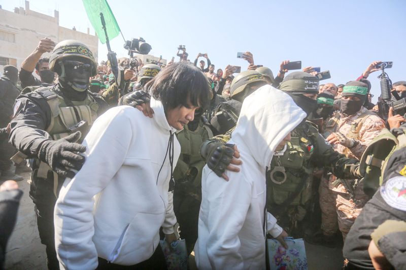 <p>Güvenlik kaynaklarından edinilen bilgiye göre, İsrail'in 7 Ekim 2023'ten bu yana sürdürdüğü, yaklaşık 50 bin kişinin hayatını kaybettiği, 100 binden fazla kişinin yaralandığı, Gazze Şeridi'ne yönelik saldırılarını sonlandırmasına yönelik 13 Ocak 2025'te Hamas ile İsrail arasında, esir ve tutuklu ve hükümlü takası konusunda anlaşma sağlandı.</p>