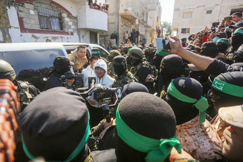 <p>Bu kapsamda Cumhurbaşkanı Erdoğan'ın talimatıyla, Taylandlı rehinelerin serbest bırakılması için Taylandlı muhatapları ile sürecin başından beri koordine halinde olan MİT, rehin durumdaki Taylandlılara ilişkin Hamas ile temaslarını sürdürdü.</p>
