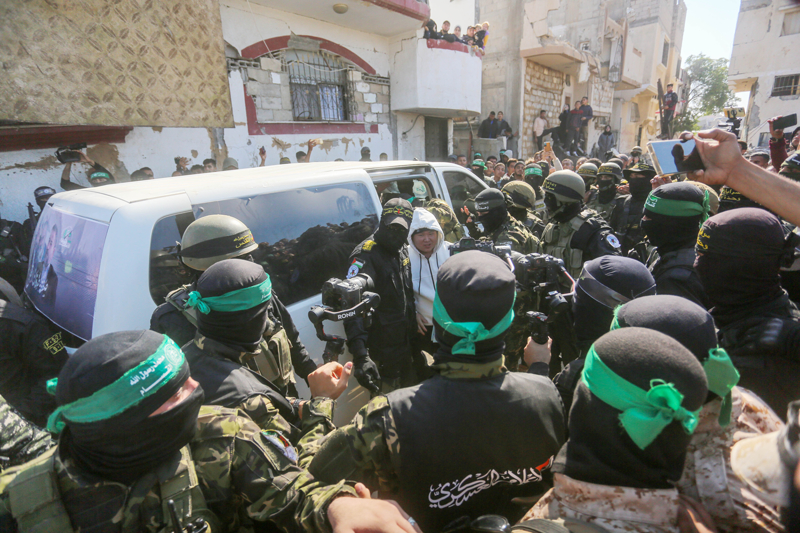 <p>Yaralı ve hasta sivillerin yanı sıra Gazze'de yaşayan Türkiye Cumhuriyeti vatandaşlarının, Gazze'den tahliyesinde de önemli bir görev üstlenen MİT, aynı zamanda yabancı ülkelerden gelen yardım talepleri bağlamında Gazze'de bulunan yabancı uyruklu bazı rehinlerin serbest bırakılmasına da aracılık etti.</p>