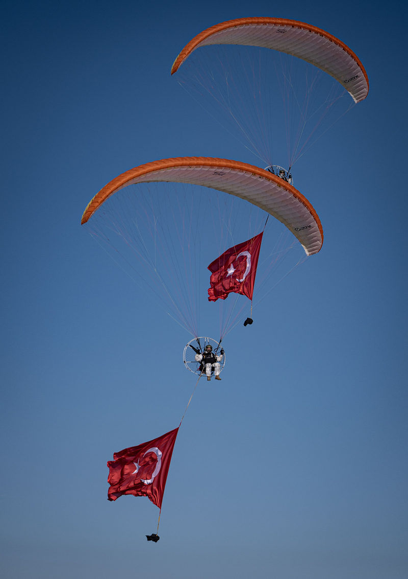 <p>Türk Kara Kuvvetlerine ait modernize ZMA-15 üzerinden insansız sisteme çevrilerek uzaktan kontrol edilebilme ve otonom hareket kabiliyeti kazandırılan Aselsan'ın ZMA-X zırhlı muharebe aracı da ilk tatbikata katıldı. İnsansız ve uzaktan komutalı silah sistemi ile ateş desteğinin sağlandığı araç, özel mimarisi sayesinde insanlı kullanım yeteneğini de koruyor. Zırhlı muharebe aracının, çamurlu yollar, çöl koşulları, asfalt yol, stabilize yol ve toprak zeminlere de uygunluğu bulunuyor.</p>