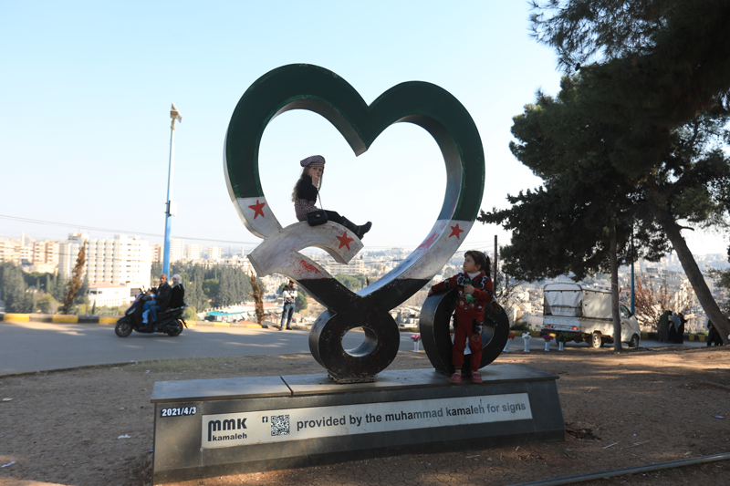 <p>Burada toplu infazlar yapan rejim güçleri, yaşları 15 üzeri olan gençleri de alıkoyarak ailelerinden kopardı.</p>