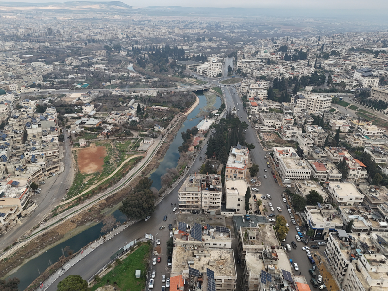 <p>Kenti çevreleyen yüksek noktalara ve tepelere topçu birlikleri ile tanklar yerleştirildi.</p>