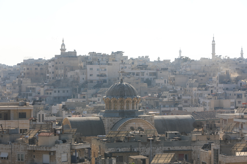 <p><b>- CAMİLER, OKULLAR VE FABRİKALAR ALIKOYMA MERKEZLERİNE DÖNÜŞTÜRÜLDÜ</b></p><p>Evlere zorla giren rejim güçleri, binlerce kişiyi, alıkoyma ve sorgu merkezlerine çevirdiği noktalara götürdü.</p>