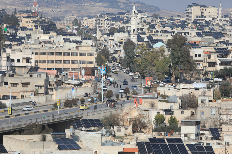 <p><b>- TARİHİ MAHALLELER YERLE BİR EDİLDİ</b></p><p>SNHR verilerine göre, rejim güçlerinin havadan ve karadan düzenlediği saldırılar ve bombalamalarda es-Sahhane, el-Keylaniyye, el-Asida, eş-Şimaliyye, ez-Zenbakiy ve Beyn Hiyrin mahalleleri büyük ölçüde yerle bir olurken el-Barudiyye, el-Başuriyye, el-Emiriyye ve Manah mahallelerinin ise yüzde 80'i tahrip edildi. Kent merkezinin yaklaşık üçte biri yerle bir oldu.</p>