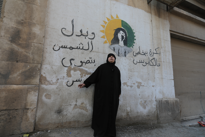 <p><b>- REJİMİN YIKILMASIYLA HAMALILAR 43 YILLIK ACILARINI SOSYAL MEDYADAN DA DİLE GETİRMEYE BAŞLADI</b></p><p>61 yıllık Baas rejiminin 8 Aralık 2024'te yıkılmasının ardından Hama halkı, tutuklanma korkusu olmadan 1982'deki katliama dair ilk kez sosyal medyadan paylaşımlarda bulunmaya başladı.</p>