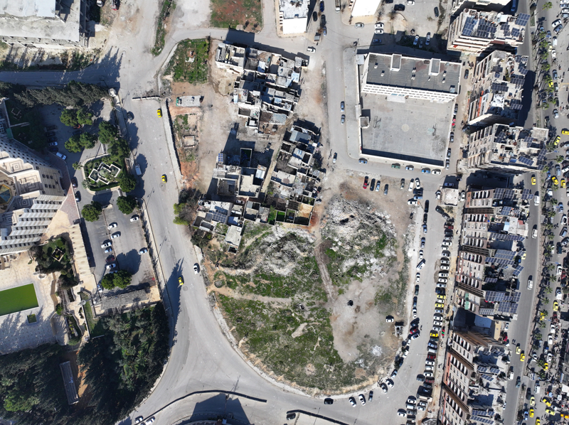 <p>Katliam sırasında Asida Mahallesi'nde ve çok sayıda ailenin evlerine sığındığını belirten Şakik, 'Evimizde 3 adet bodrum bulunuyordu. Bunların çoğunda kadın ve çocuklar kalıyordu. Katliamın ikinci haftasında ordu gelip evdeki tüm erkekleri aldı. Alıkonulanların bazılarını tanırım, bunlardan birisi Abullatif Susa, üzerine duvar yıkıldığı için yaralıydı. Askerler gelip yaralı bacağına vuruyordu.' ifadelerini kullandı.</p>