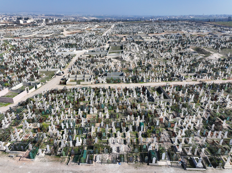 <p>Şakik, yaklaşık 125 metre yükseklikteki tepenin Hama'nın çoğu mahallelerine hakim olduğunu belirterek 'Rejim buraya hava indirmesi yaparak bu tepeyi işgal etti. Daha sonra buradan yerleşimleri bombalamaya başladılar.' dedi.</p>